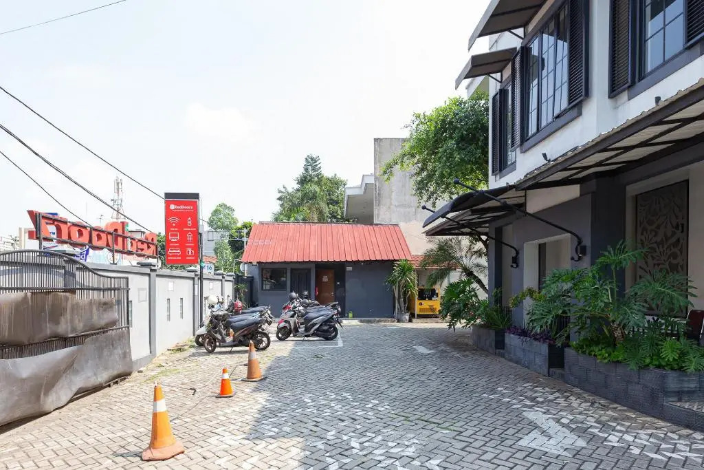 RedDoorz Plus near Mall Slipi Jaya