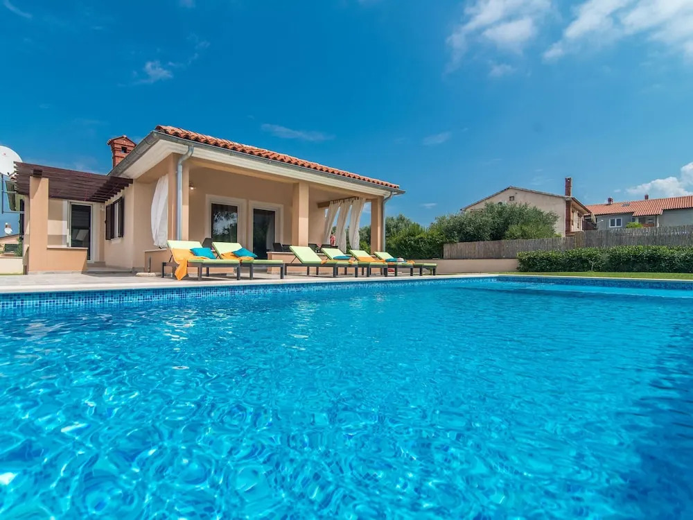 Stylish Villa in Ližnjan with Swimming Pool