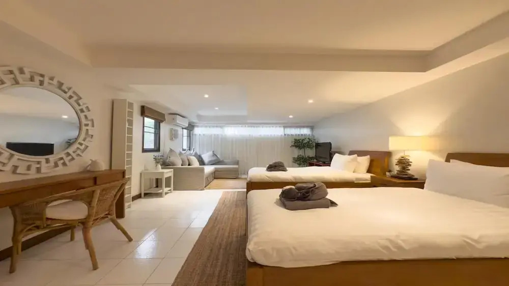 Tropical Poolside Villa - SGB4