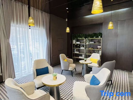 Homeinn Plus Hotel (Qiqihar High-speed Railway Station Hecheng Park)