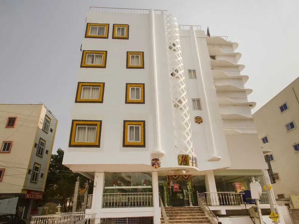 OYO 13062 Kamala Residency-Inn