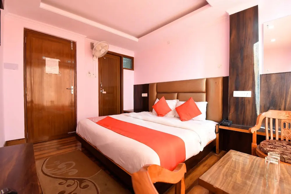 OYO 15765 Hotel Eve