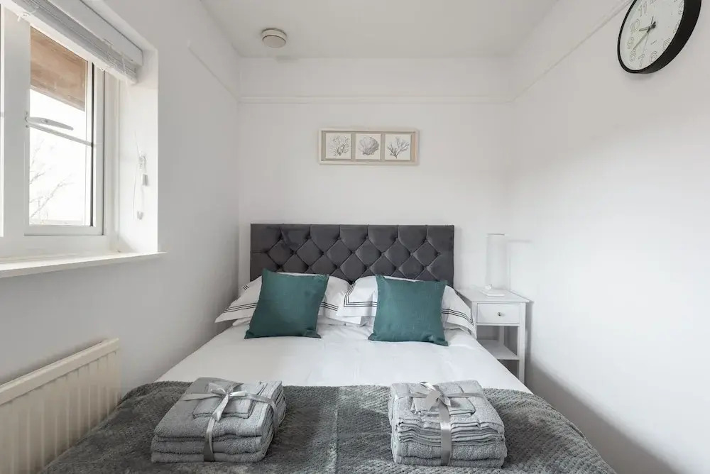 Milton Keynes Close to Station 6 bed Free Parking