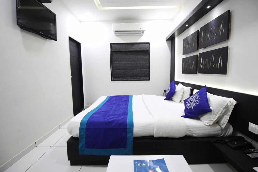 OYO 1319 Hotel Paramount Inn