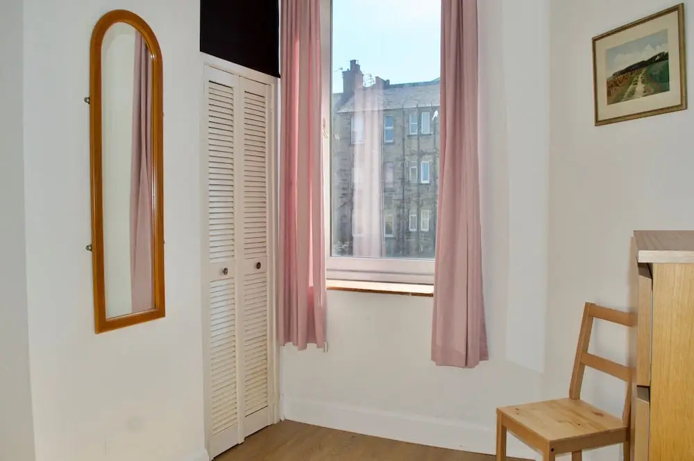 Bright 1 Bedroom Flat Near Leith