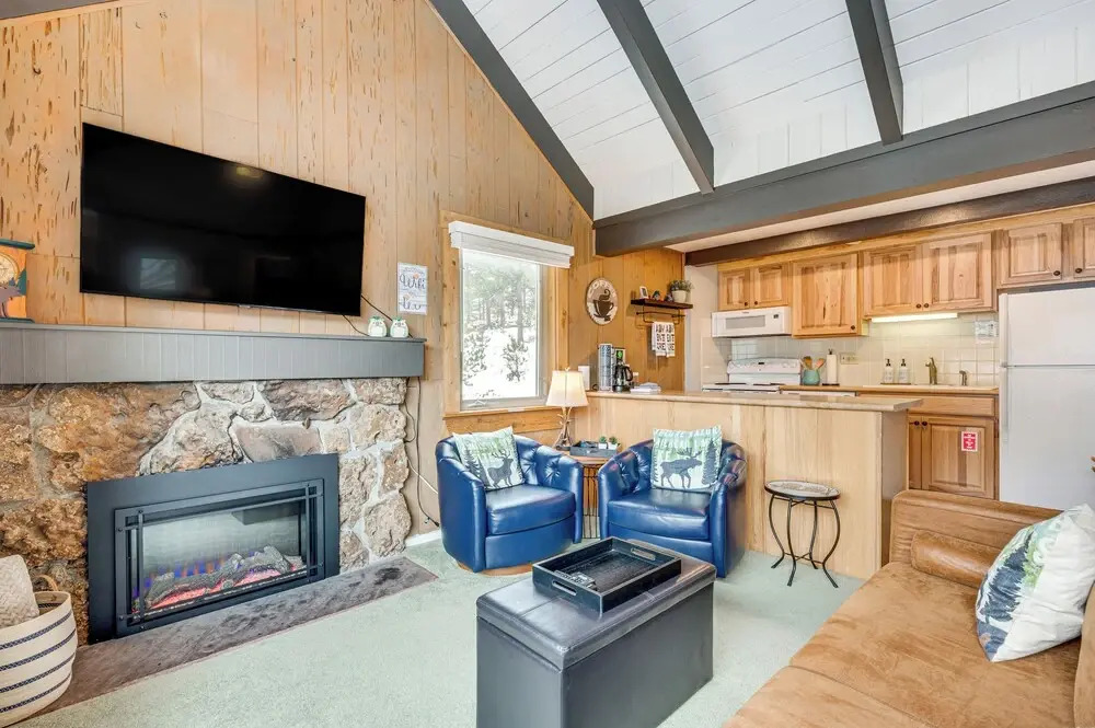 Cozy Estes Park Condo w/ Balcony + Fireplace!