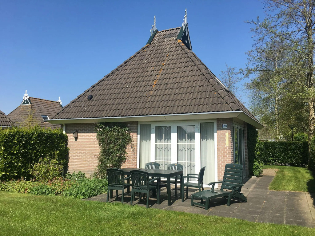 Detached bungalow with microwave and WiFi, within nature