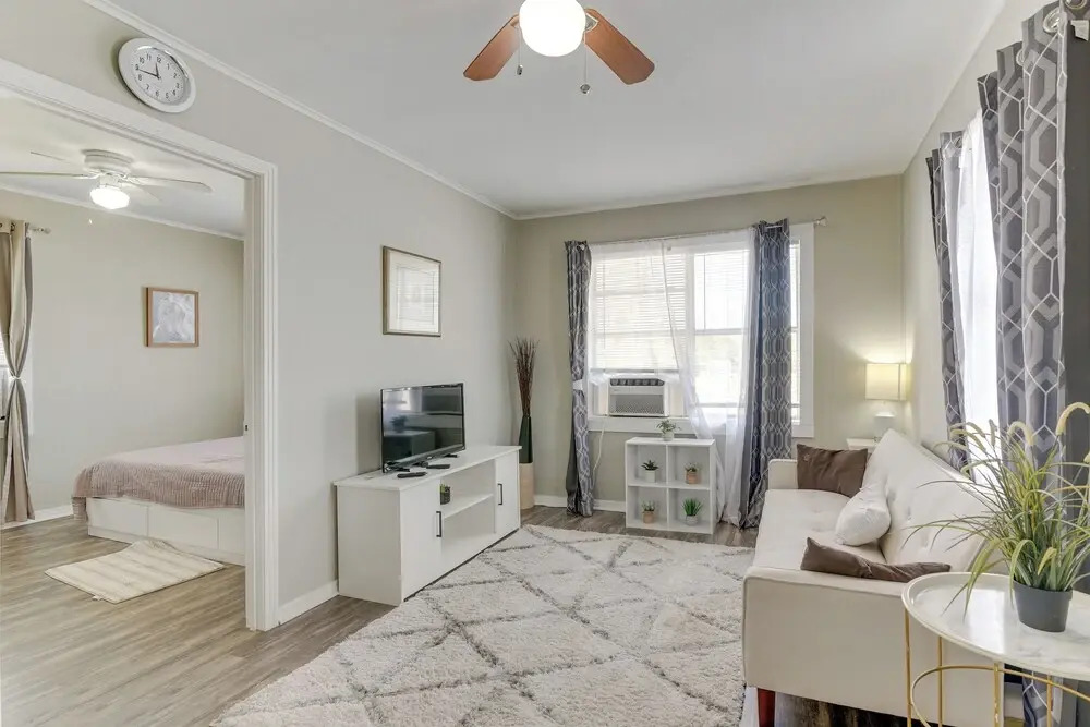 ~ 1 Mi to the Strand: Central Unit in Galveston!