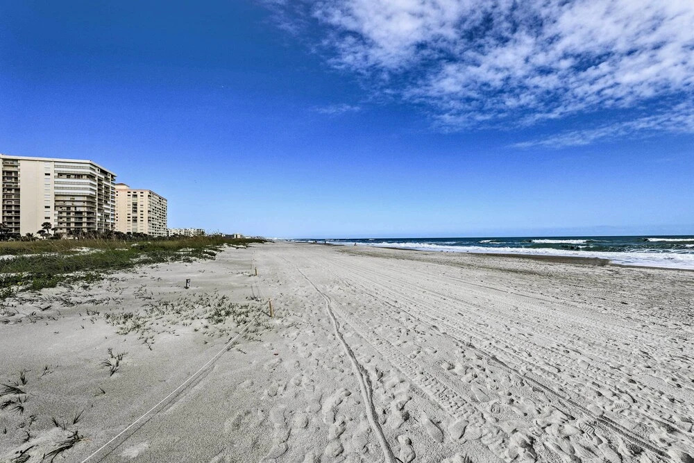 Sunny Cocoa Beach Condo w/ Balcony & Pool Access