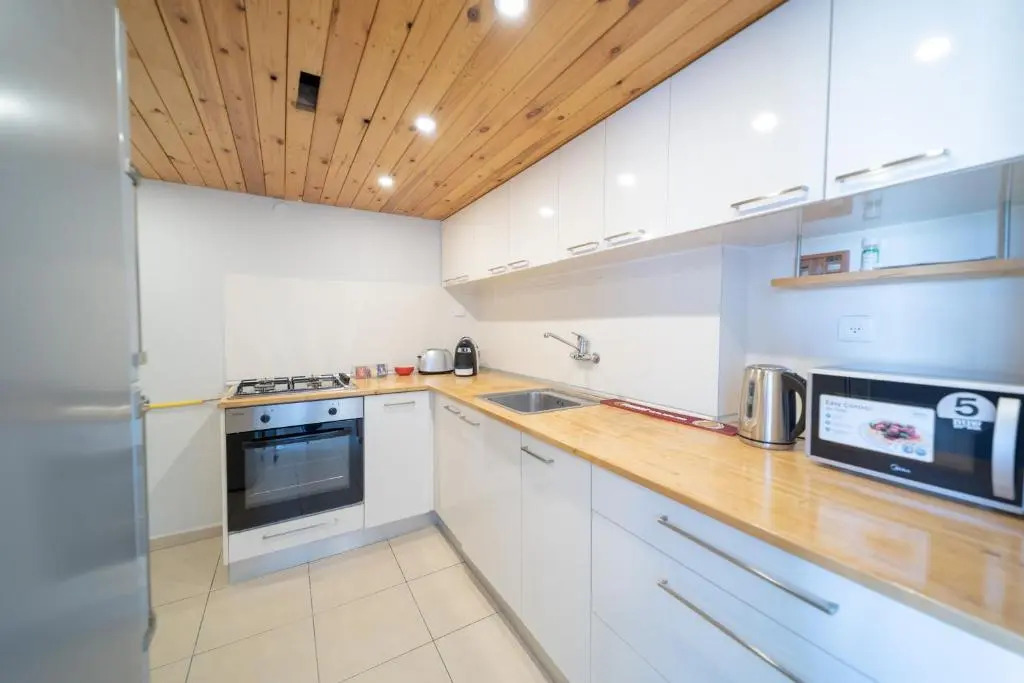 Stylish 2BR Apartment with Balcony - Yalarent
