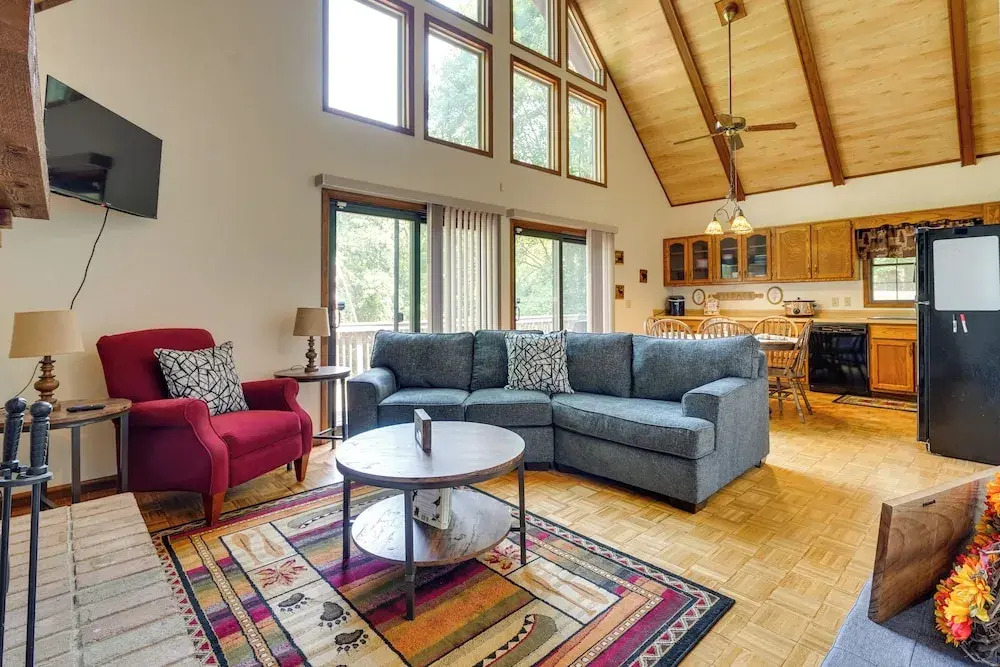 Cabin w/ Deck ~ 3 Mi to Apple Valley Lake!