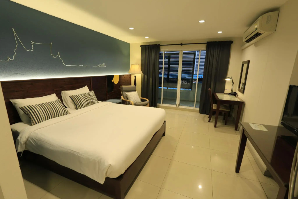 The Royal Bee Apart Hotel