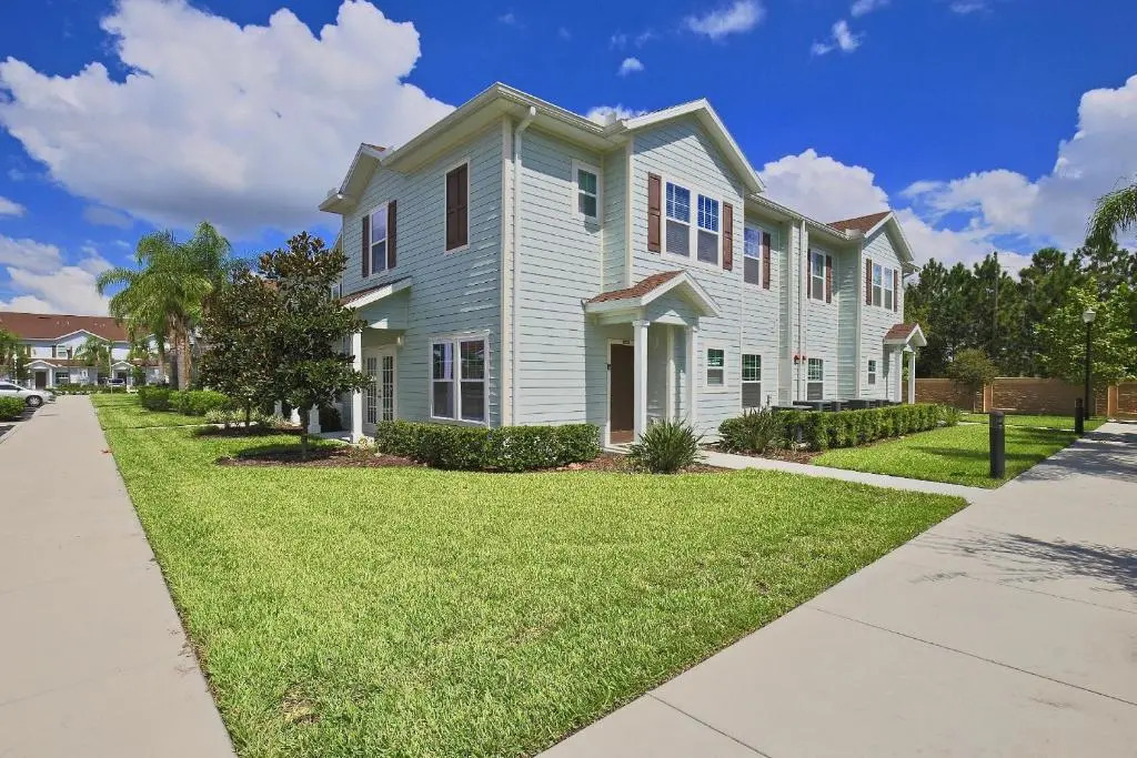 Amazing townhouse fits in10 gated community just 10 min to Disney!