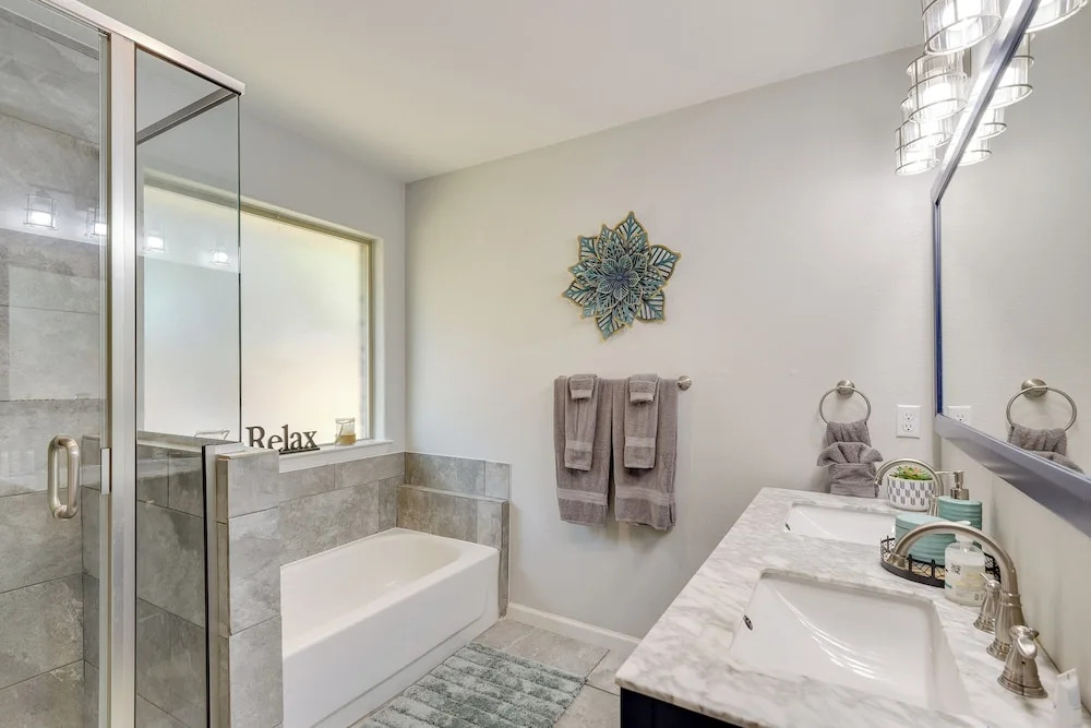 Inviting Granbury Home w/ Fire Pit: 3 Mi to Lake!