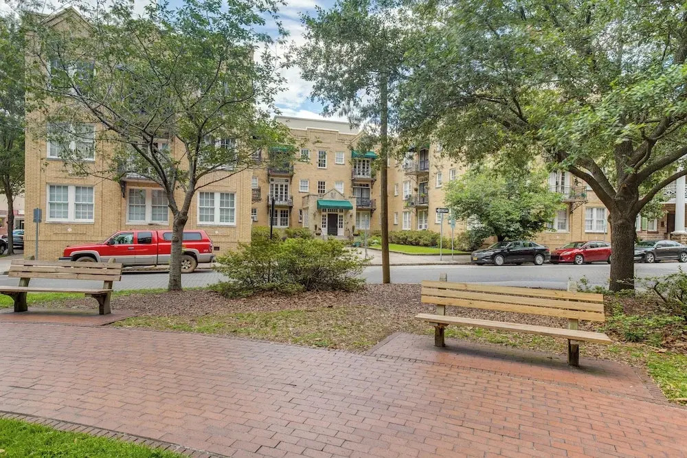 Walkable Savannah Escape in Historic District!