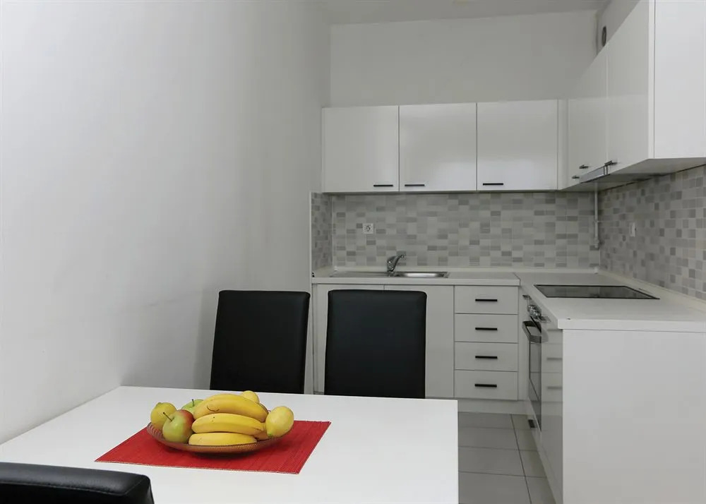 Nova Galerija Studio Ema i Apartman Anita- parking in garage
