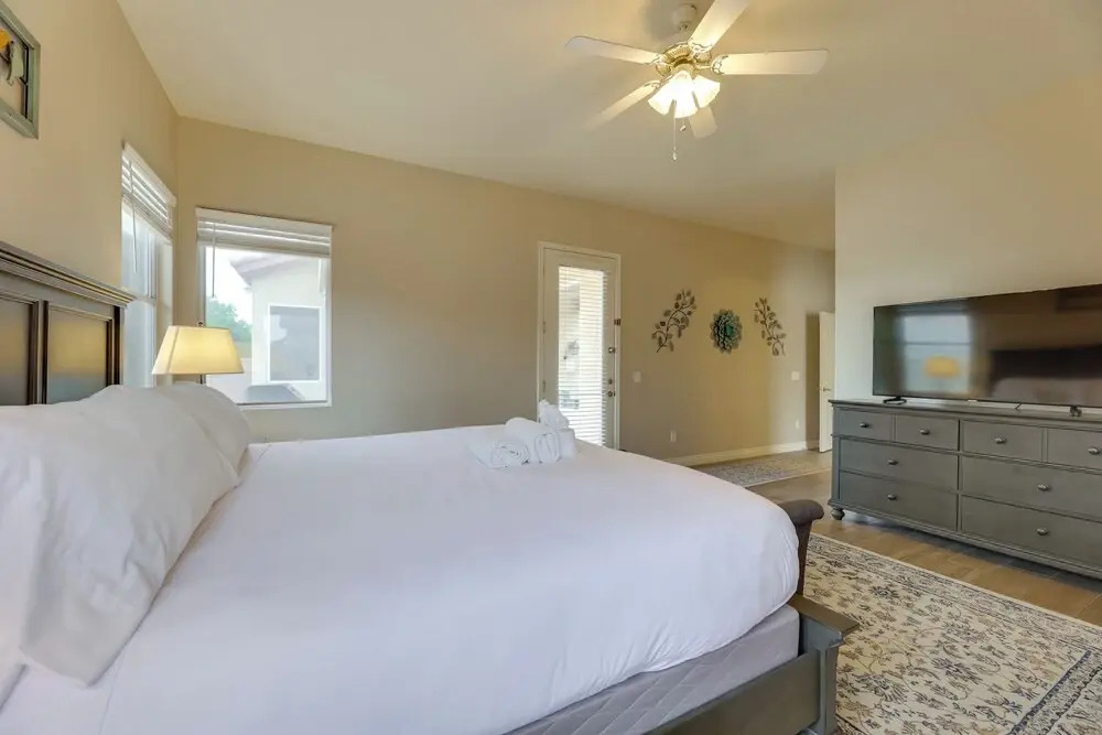 4 Mi to Riparian Preserve: Mesa Abode w/ Hot Tub