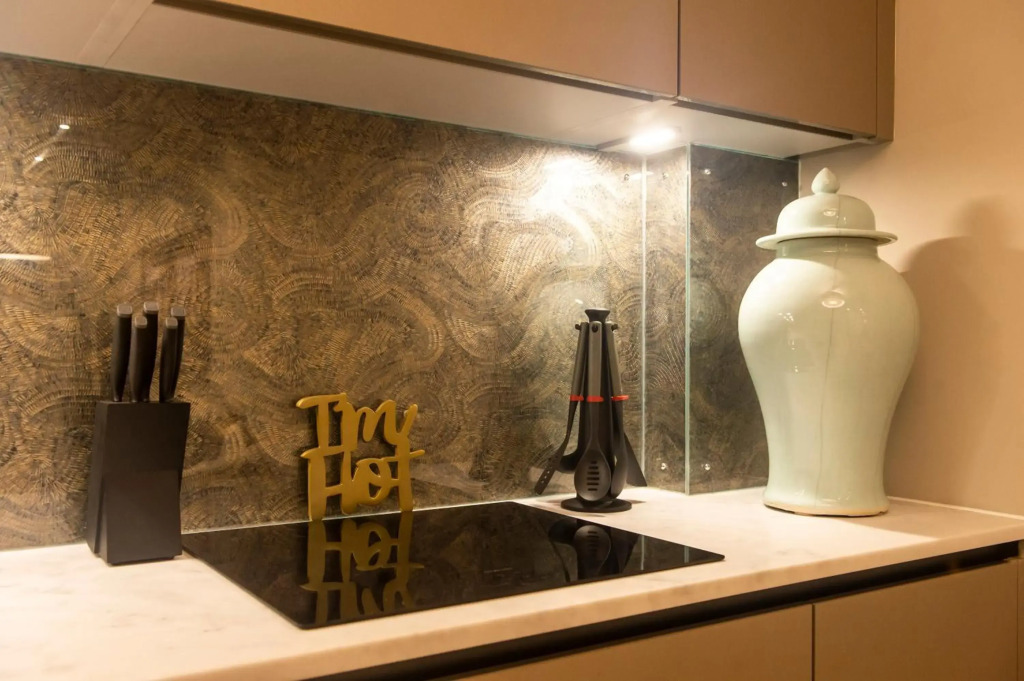 Hamilton Place - Beautiful and central city apartment with private entrance sleeps 4