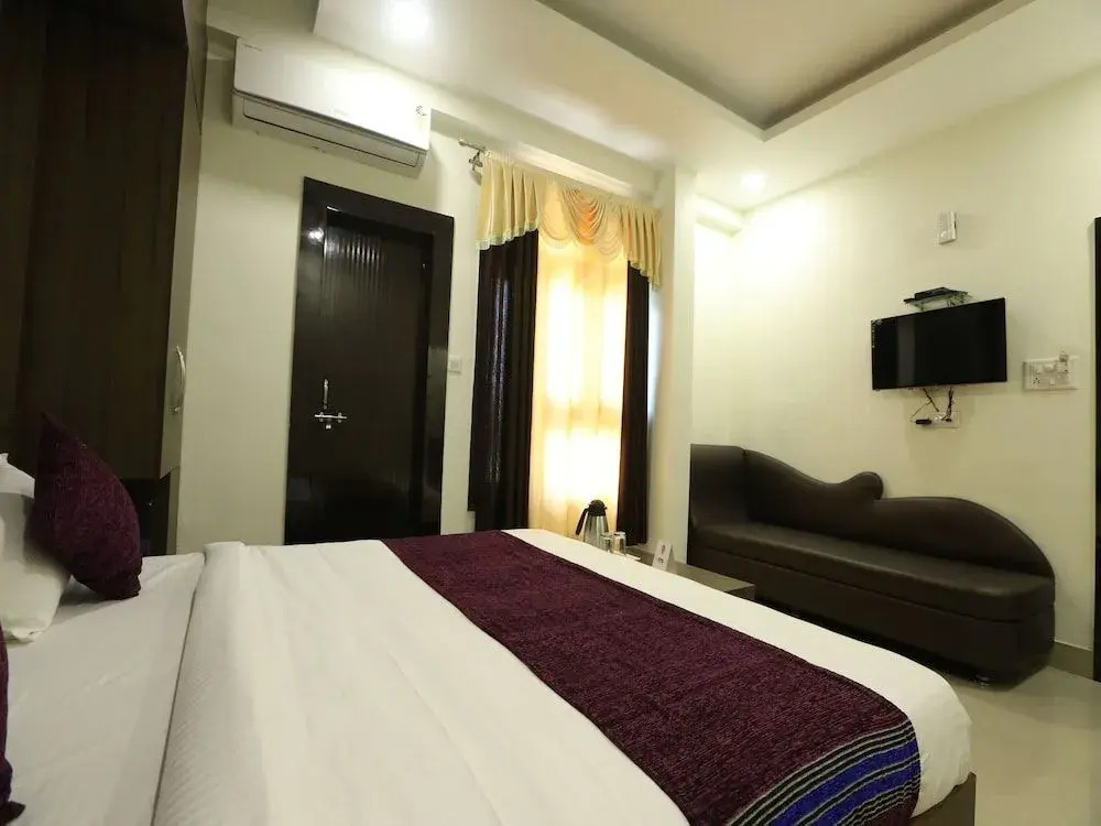 Hotel Queen by OYO Rooms