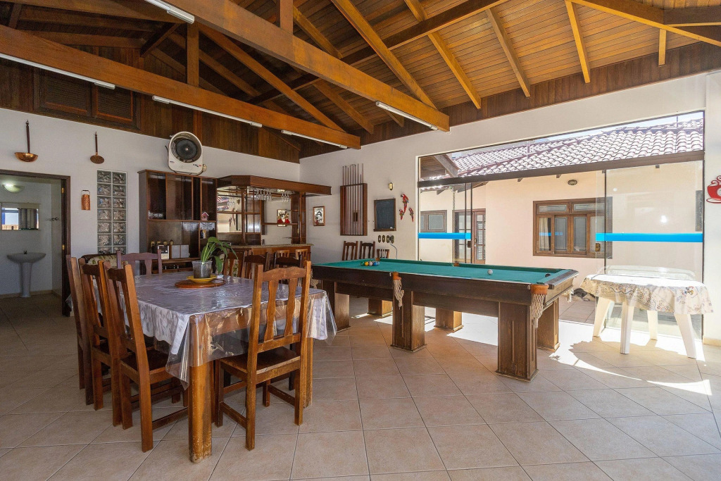 Casa com Piscina e Sinuca em Bombinhas