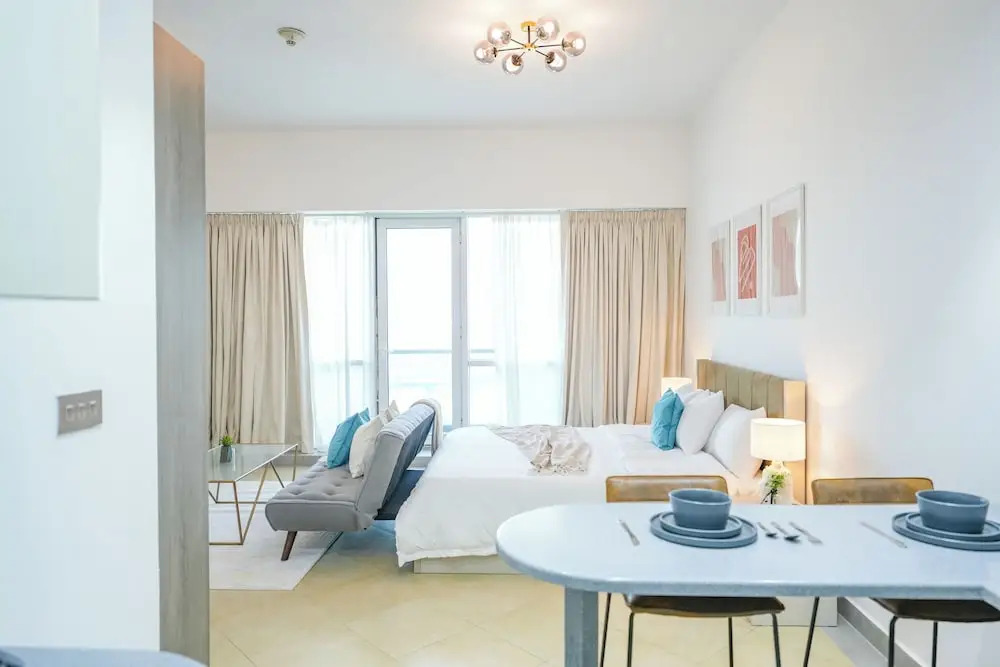 Yogi - Serene Romance in a Stylish Studio with City Views