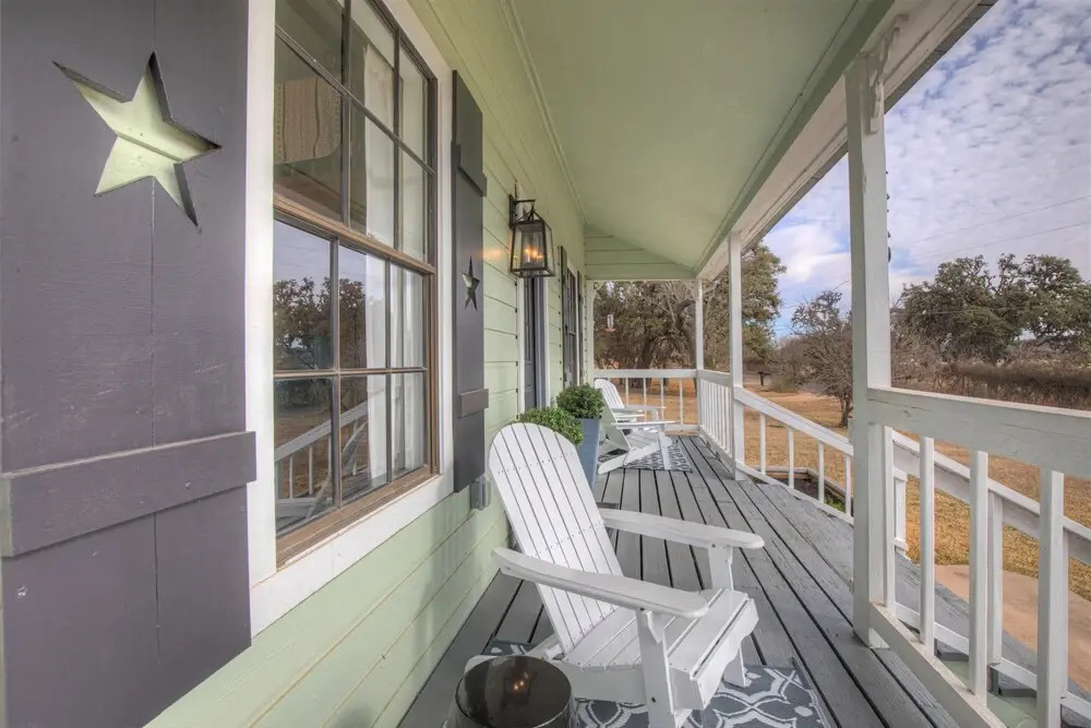 Stunning Home on Wine Trail W/hot-tub!