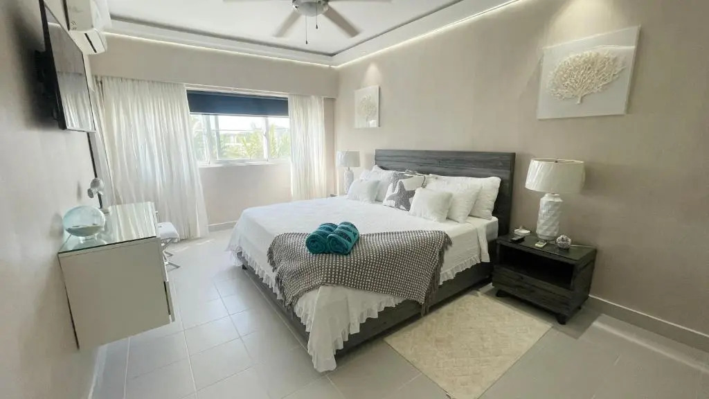 Relaxing 2 Bedroom Ocean View with Pool Close to the Beach