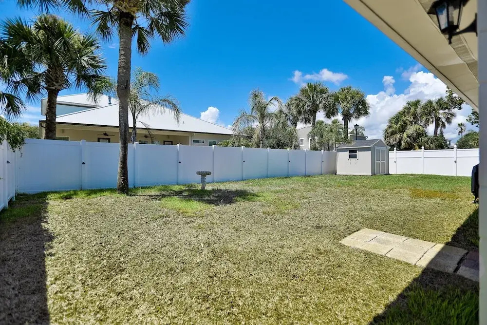 Beachside Snowbird Escape With Fenced Yard & Washer/dryer - Walk to Beach Access