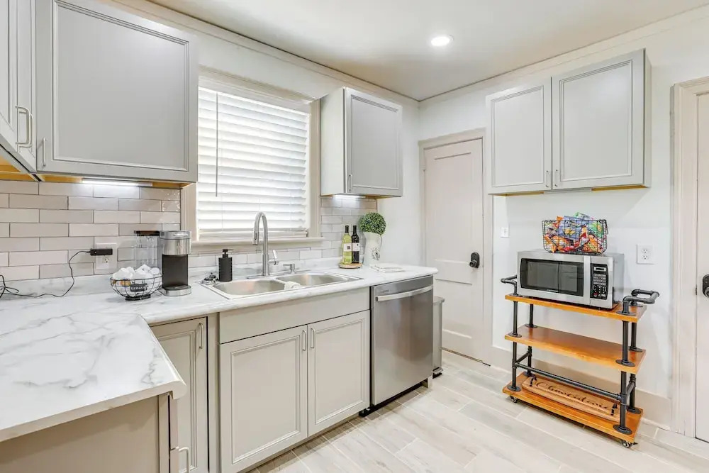 Walk to Amphitheater & Stadium: Home w/ Deck!