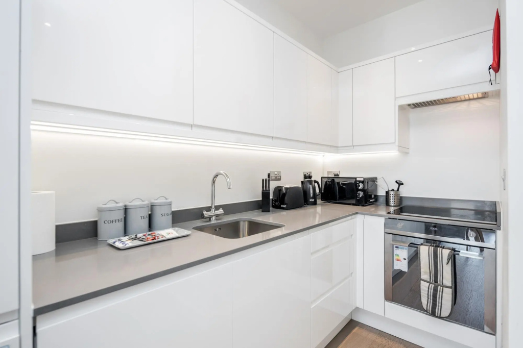 2 Bedroom Top Floor Grosvenor's Luxury Apartment - 5 mins Walk to the Station, Free WiFi