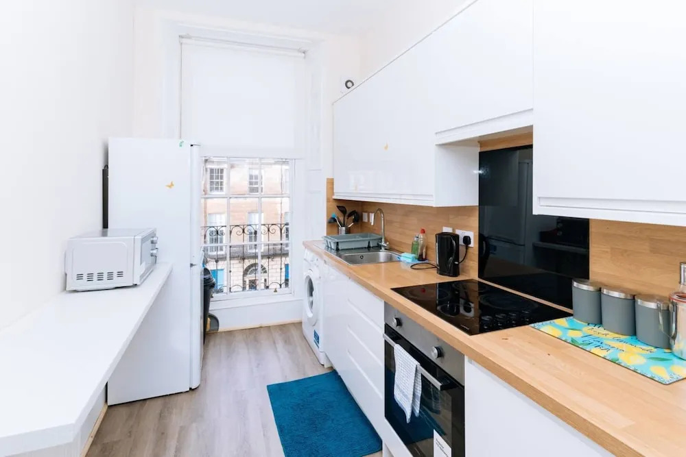 Bright High-ceiling 2BD Flat - Central Edinburgh!