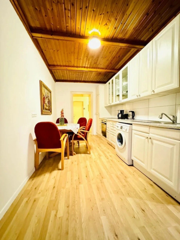Spacious Private Room Near FAC Platz