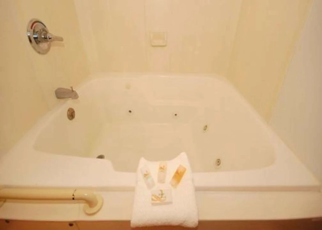 Econo Lodge Inn & Suites Waterloo Downtown