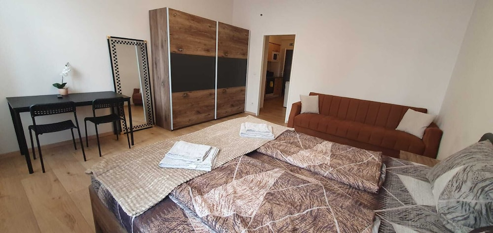 Group Stay 3 Apts Near Enkplatz
