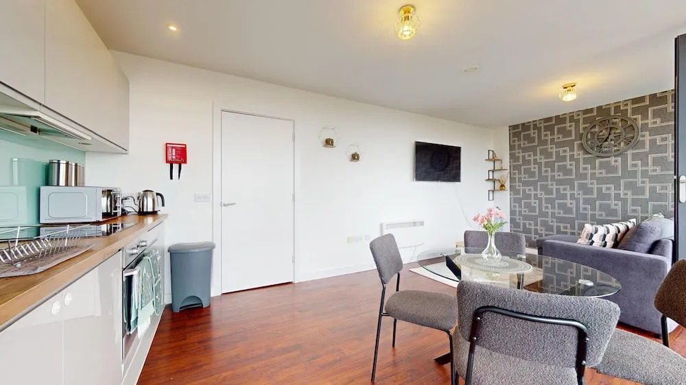 Basildon - 2 Bed Flat - Sleeps 5 - Near Station
