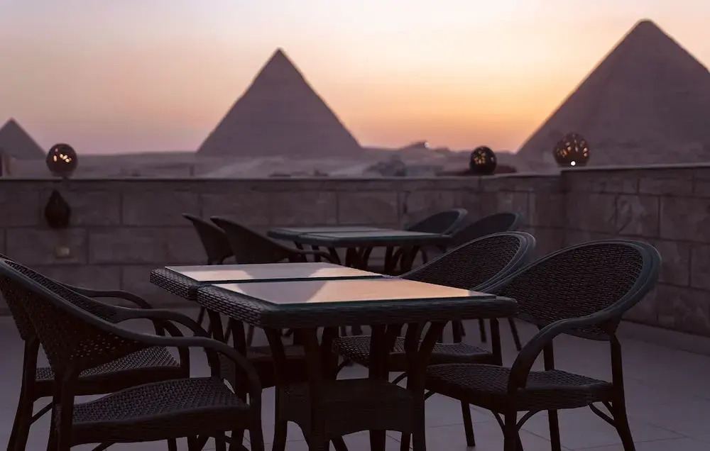 Hassan Pyramids Hotel & free access Rooftop & airport pickup