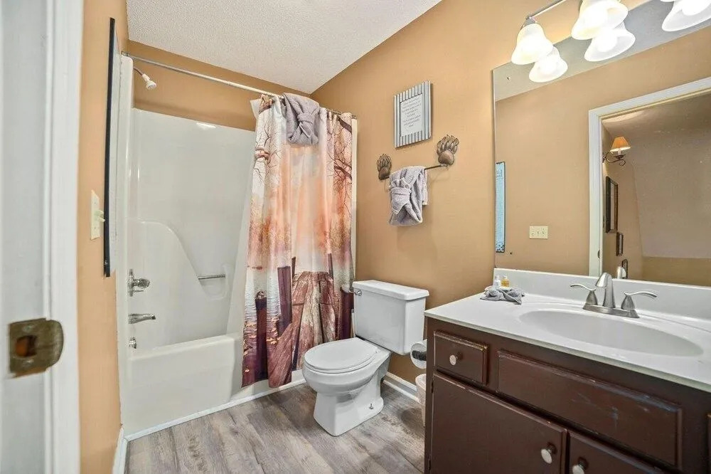 Strollin' Bear 3 Bedroom Home by Redawning