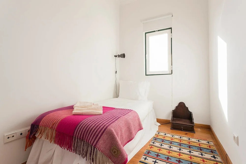 Bright and Airy Apt with balcony by LCH