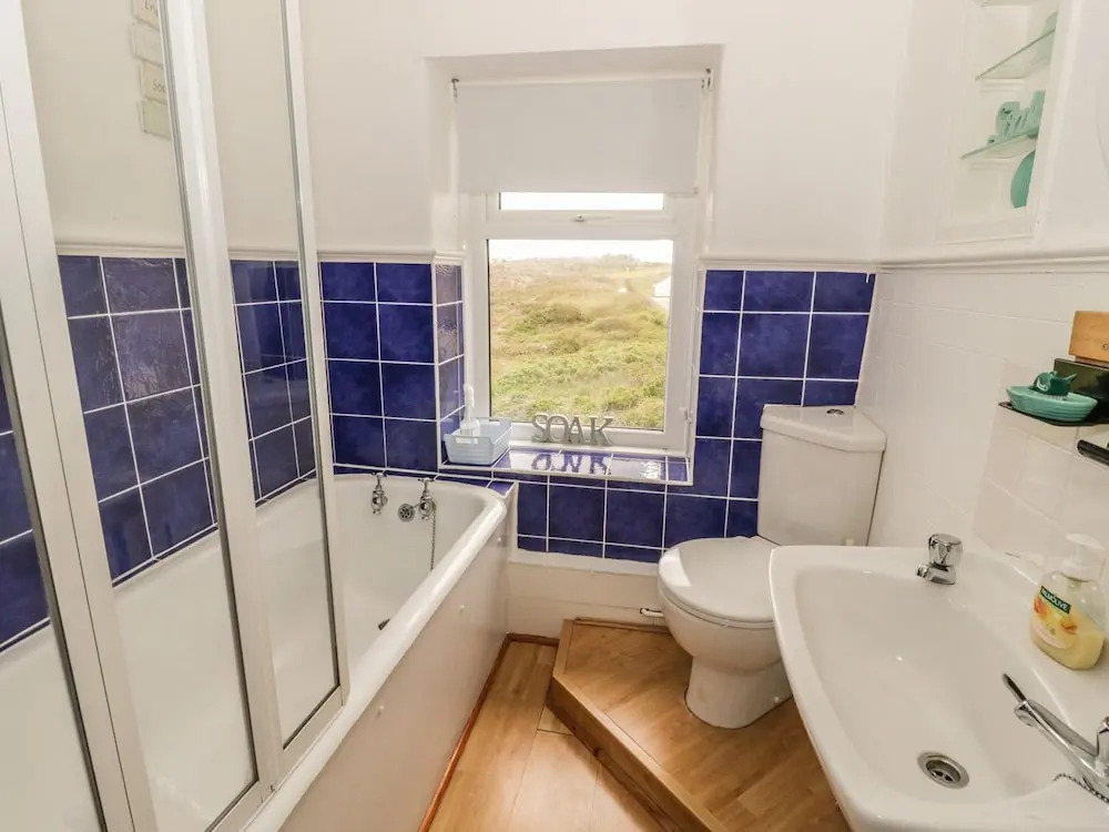 BRYN GORS-3 BED-FIRST FLOOR APT- YARDS FROM BEACH