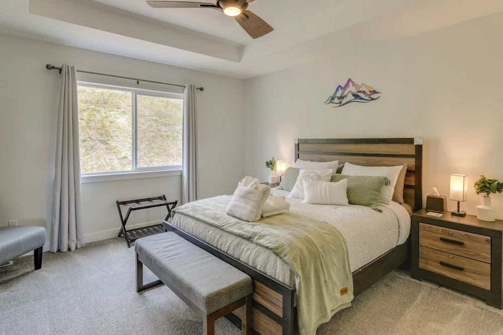 Chic Anchorage Townhome < 1 Mi to Kincaid Park!