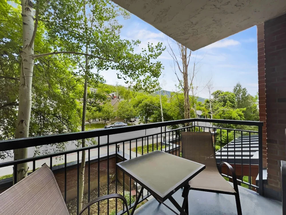 129 Park Station Escape! Cozy Condo With Pool & Hot Tub! Walking Distance To Main Street & Town Lift! 2 Bedroom Condo by RedAwning