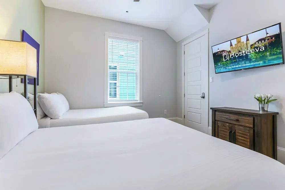 Stunning 4 BR Condo + Pool - Near St. Charles