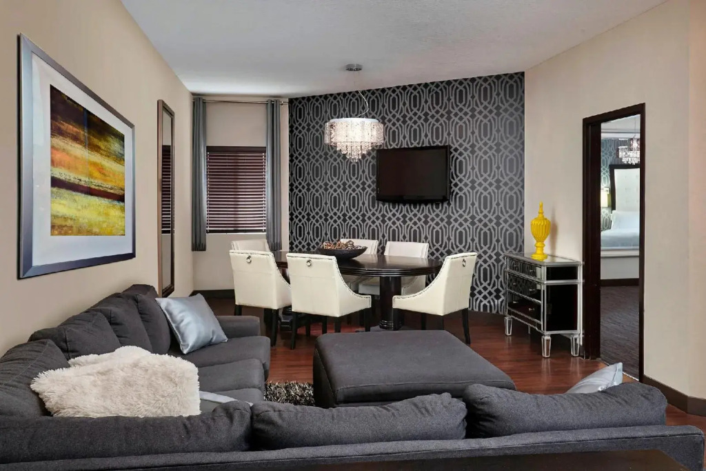 Four Points by Sheraton Hotel & Suites Calgary West