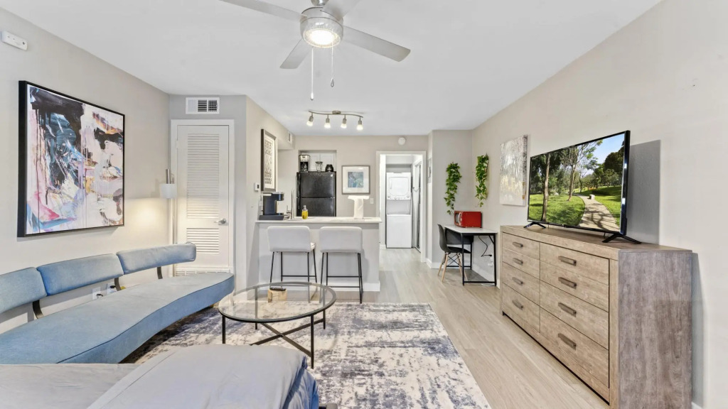 Cozy Efficiency Studios Close to Downtown and Domain