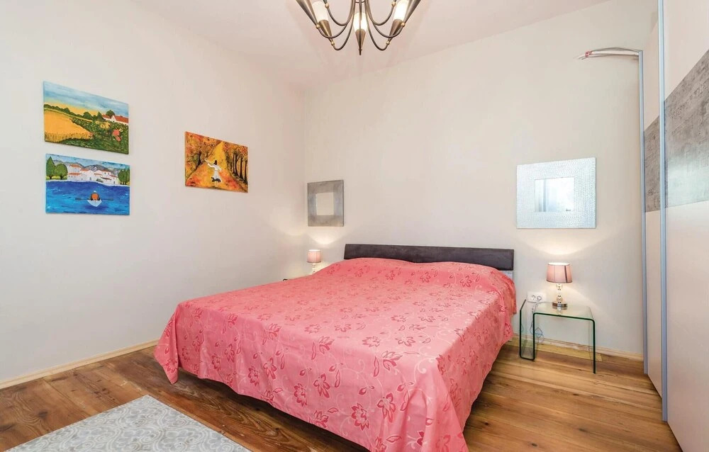 Amazing Home in Icici With Wifi and 5 Bedrooms