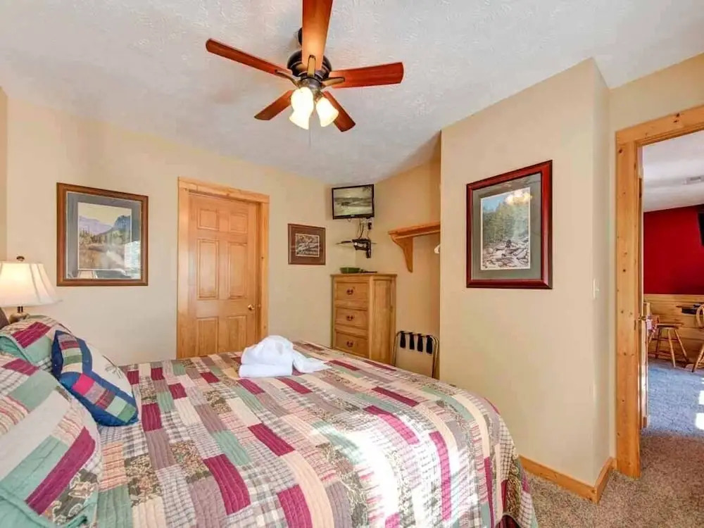 Knotty N Nice 2 Bedroom Home with Hot Tub