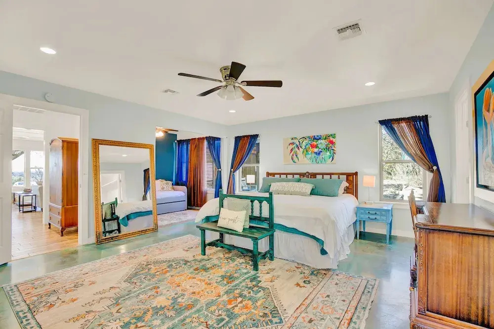 Stunning Hill Country Haus - Minutes From Main St!