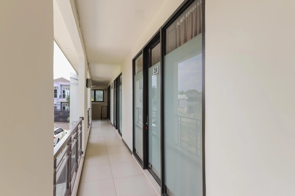 RedDoorz Syariah near Green Park Jatiwarna