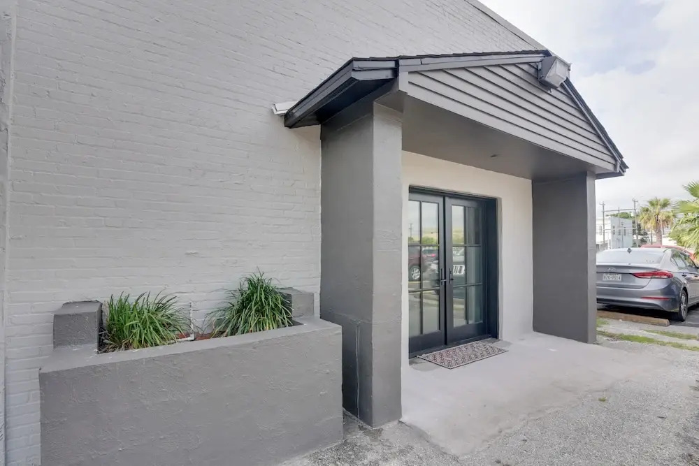 Walk to Strand Historic District: Stylish Dtwn Gem