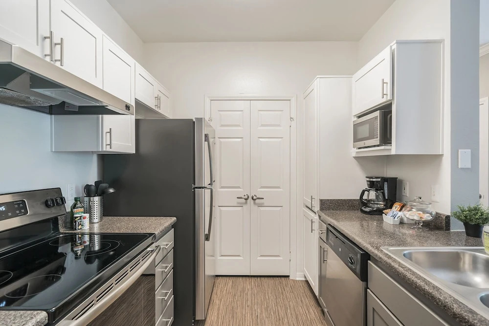 The Luxe Suites of Oceanside with Pool & Gym